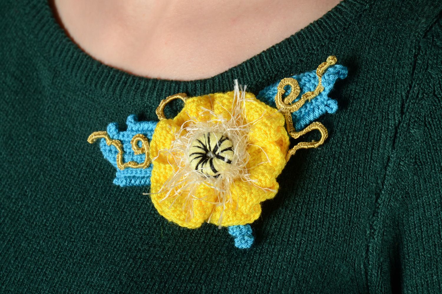 Broche en tissu faite main en fils acryliques et cotonniers Fleur jaune photo 2