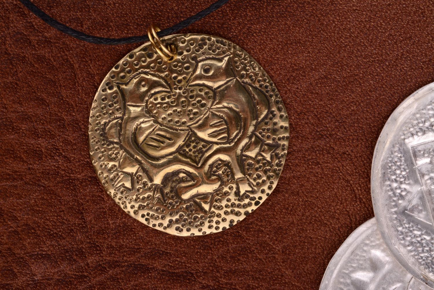 Collier pendentif fait main du laiton doré 'Oiseaux' photo 4