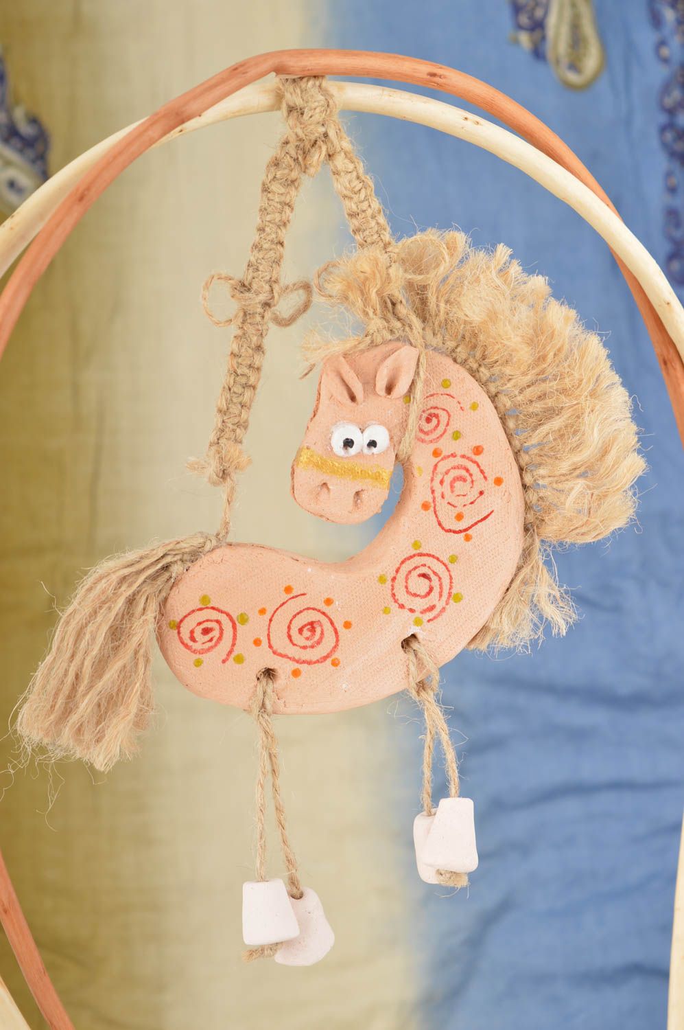 Игрушка лошадка украшение для дома ручной работы игрушка из глины красивая  фото 1