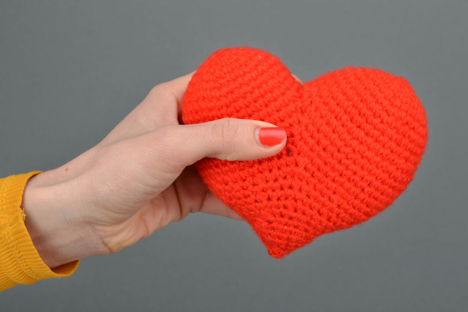 Petite peluche tricotée en forme de coeur rouge photo 2