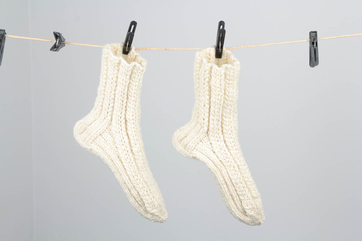 Белые вязаные носки фото 1