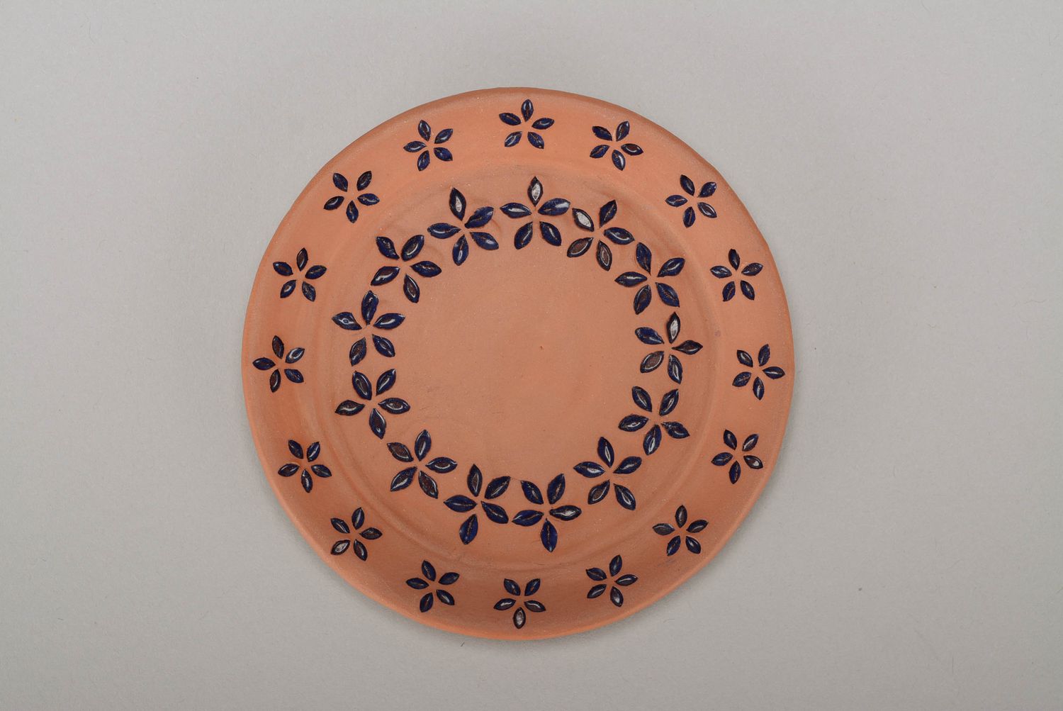 Декоративная тарелочка с синими цветочками фото 3