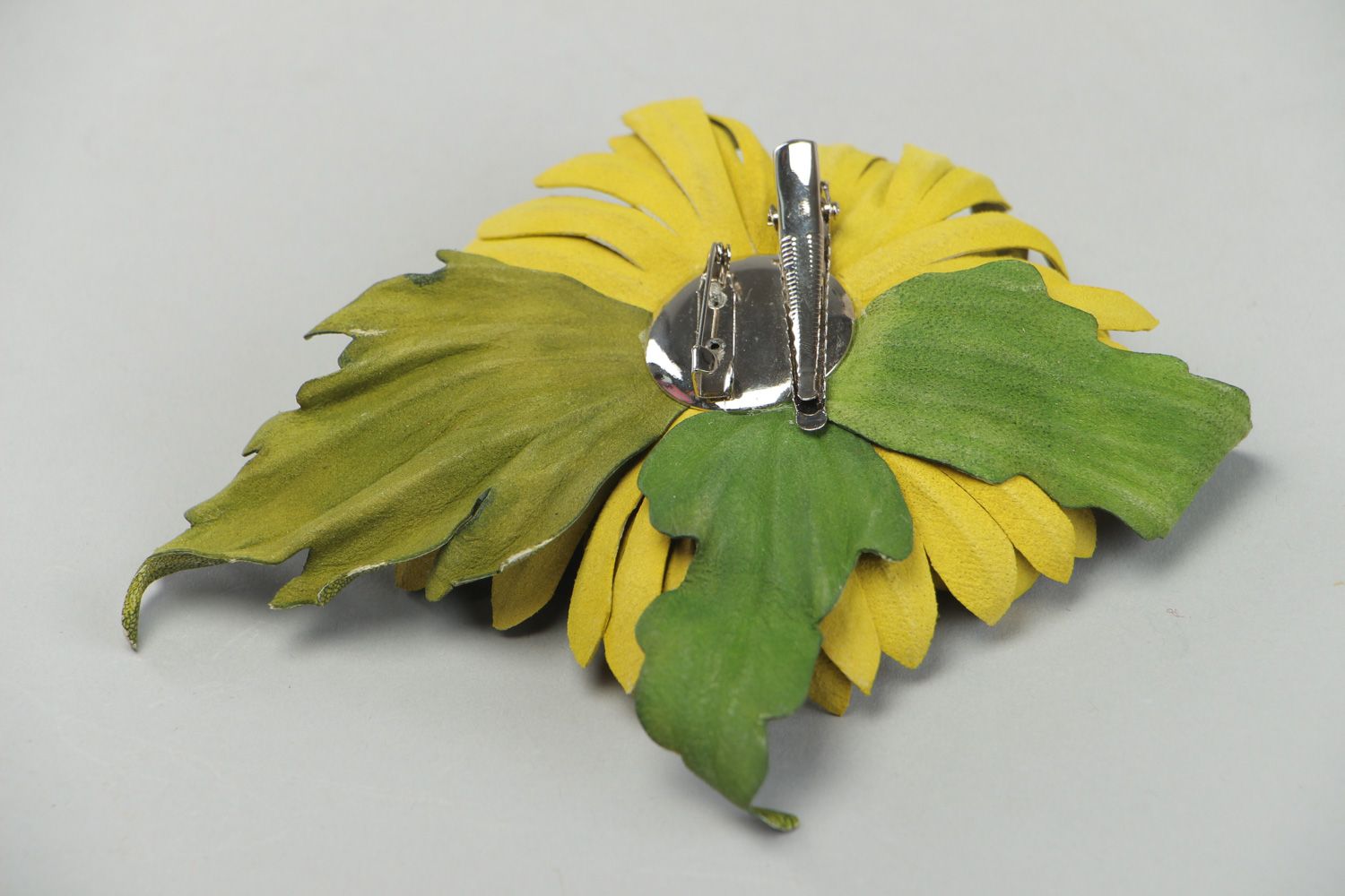 Broche de cuero natural con forma de flor amarilla hecho a mano

 foto 3