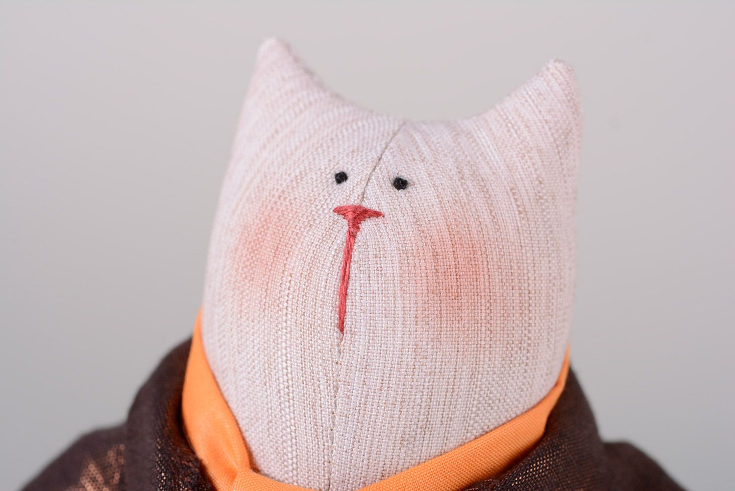 Мягкая игрушка кот из ткани в клетчатых штанах средний размер ручная работа фото 2