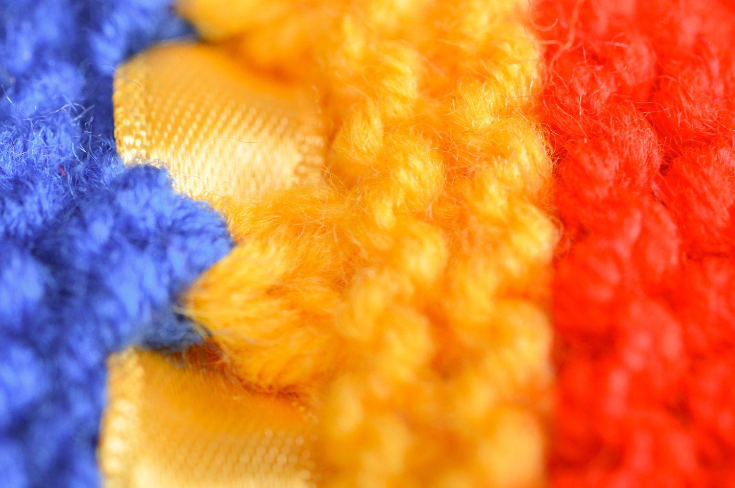 Сhaussons de bébé tricotés multicolores avec rubans de satin faits main photo 4