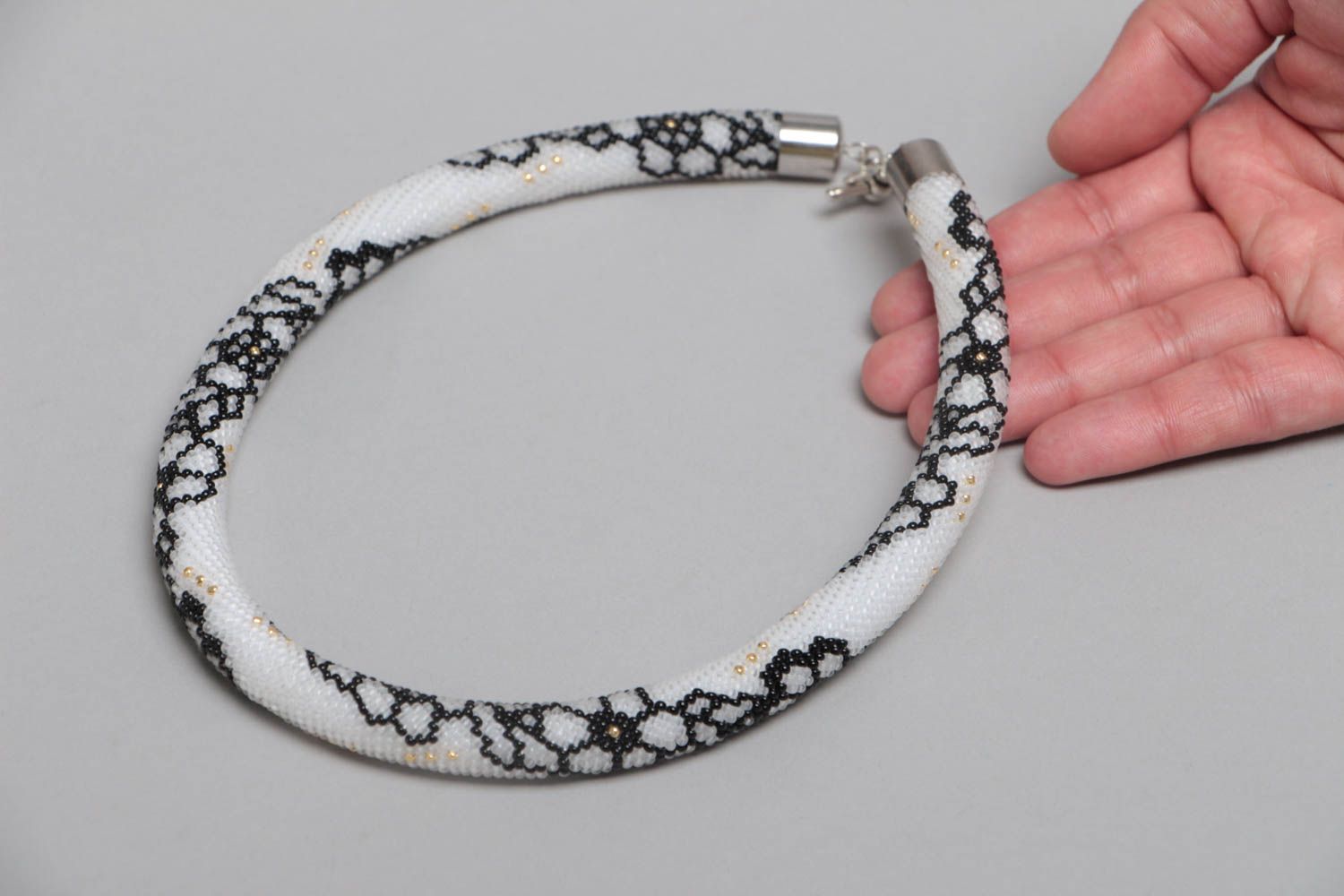 Collier spirale en perles de rocaille tchèques fait main avec motif floral photo 5