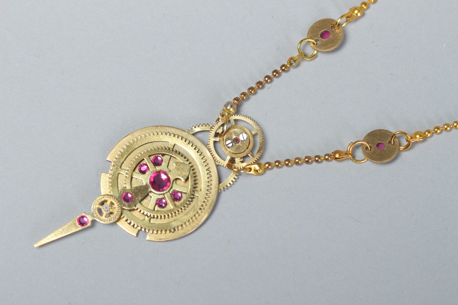 Accessoire style steampunk pendentif fait main avec détails d'horloge et chaîne photo 5