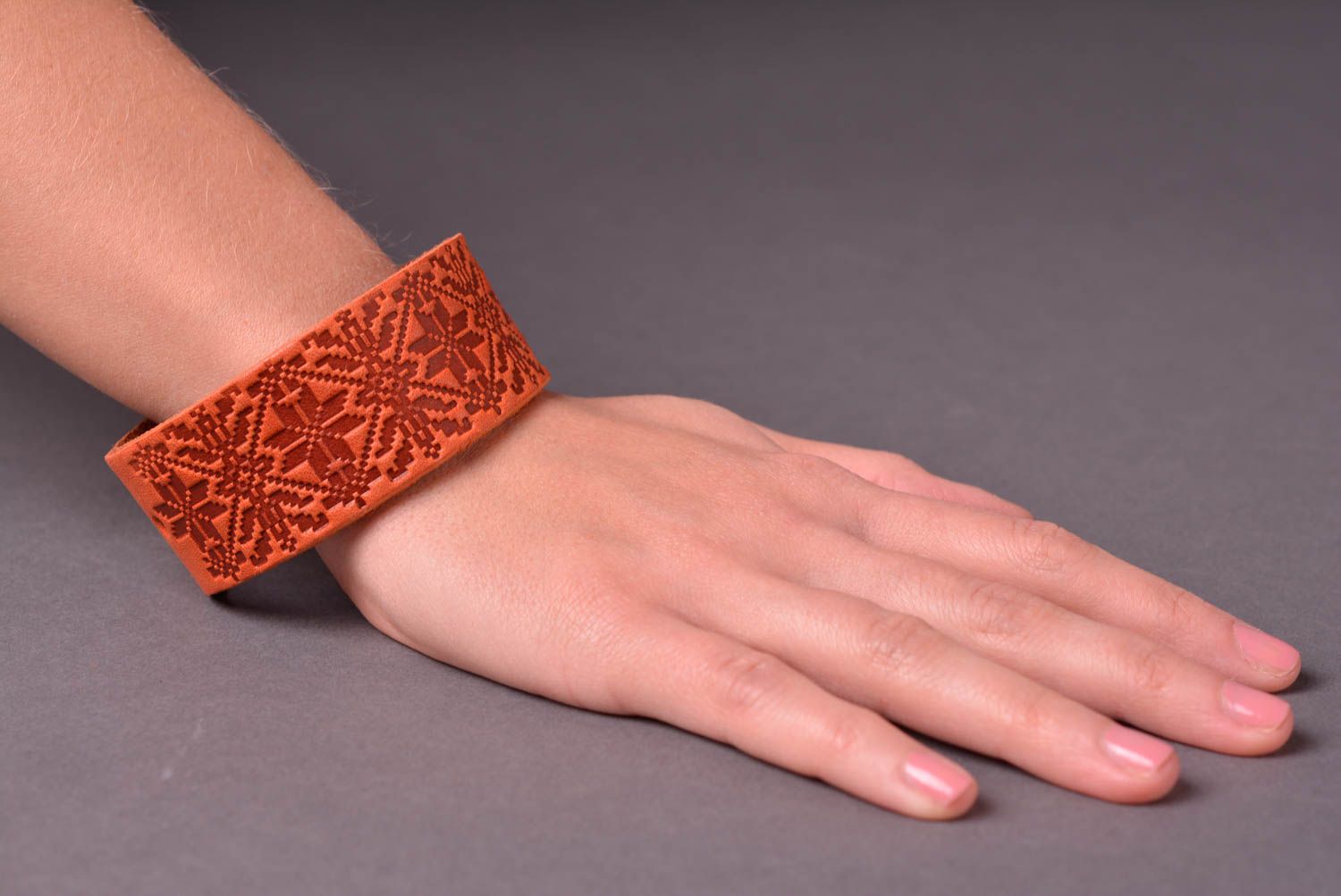 Аксессуар из кожи ручной работы браслет на руку оранжевый кожаный браслет фото 2