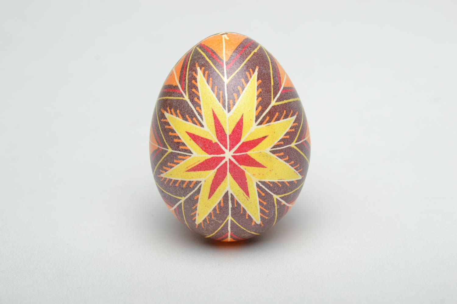 Oeuf de Pâques peint de couleurs d'aniline à la main avec un symbole slave photo 2