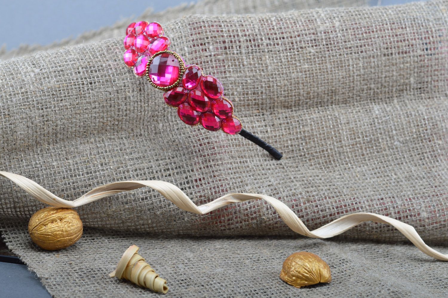 Handmade Haarreif mit Steinen und Kugeln dekoriert himbeerfarbig dünn originell foto 4