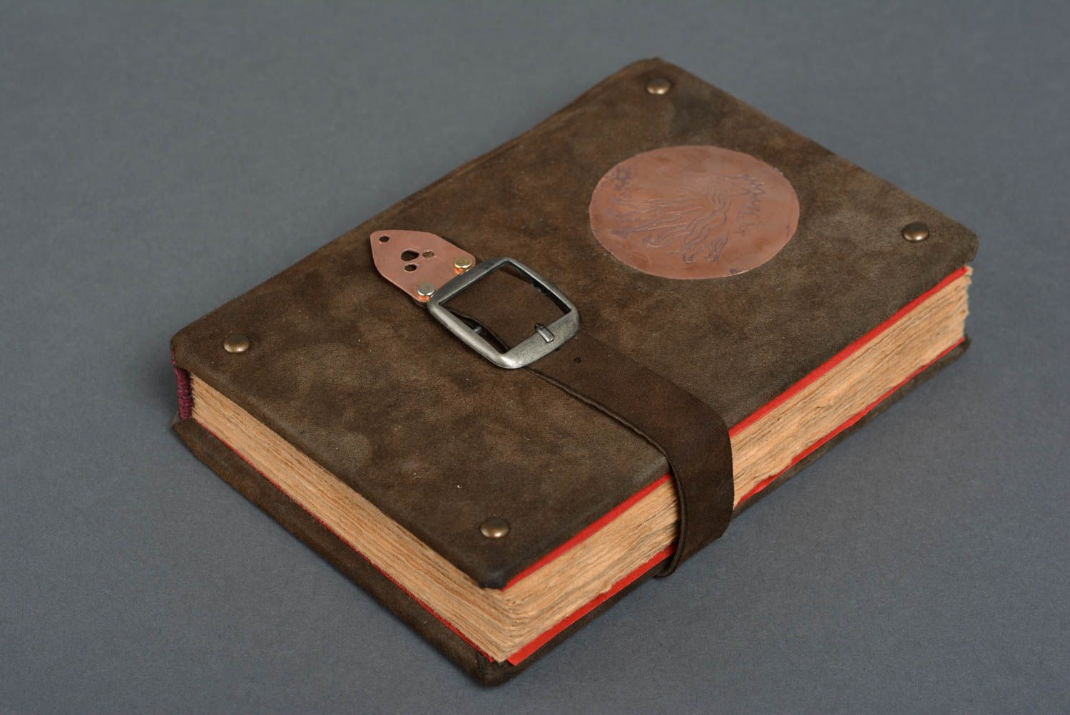 Brauner handgemachter Notizblock mit Riemen in Form vom mittelalterlichen Buch foto 1