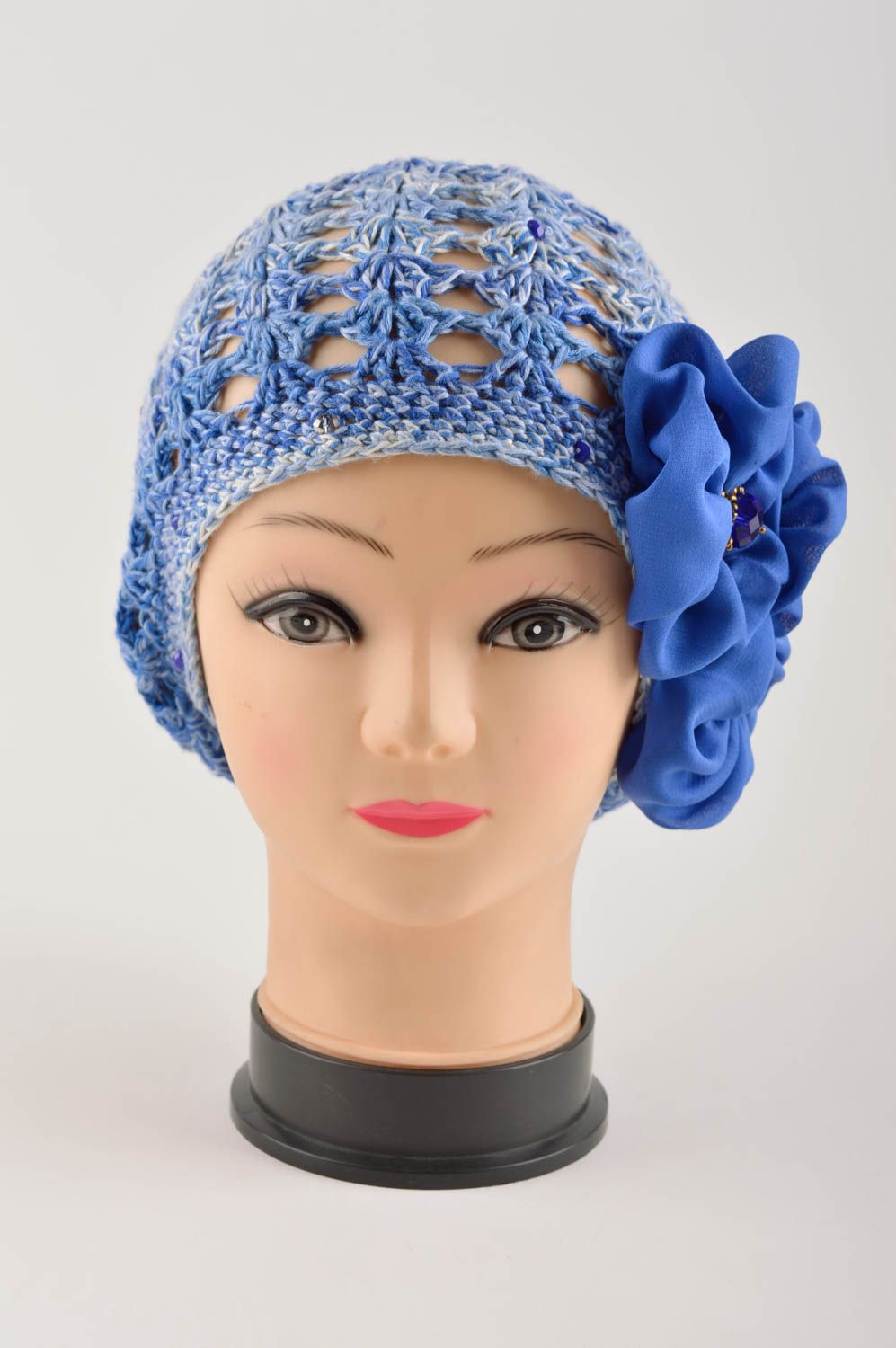 Béret au crochet fait main Chapeau tricoté avec fleurs Vêtement femme design photo 3