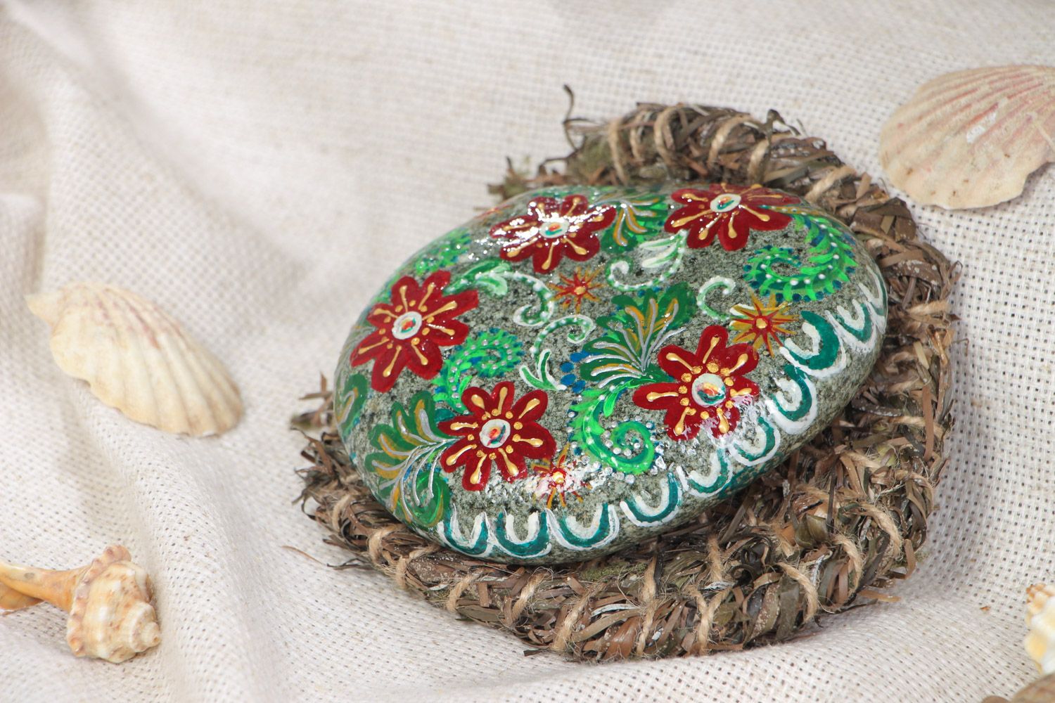 Морской камень с росписью на поставке из водорослей для декора дома хенд мэйд фото 1