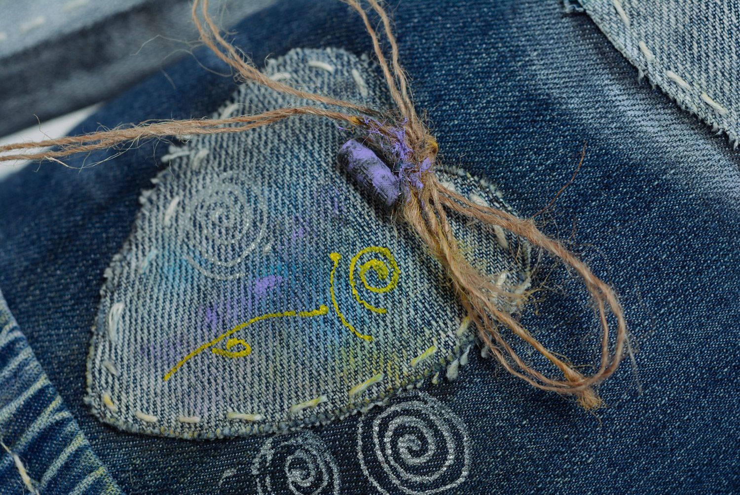 Мягкая игрушка из джинсовой ткани и трикотажа ручной работы для интерьера фото 4
