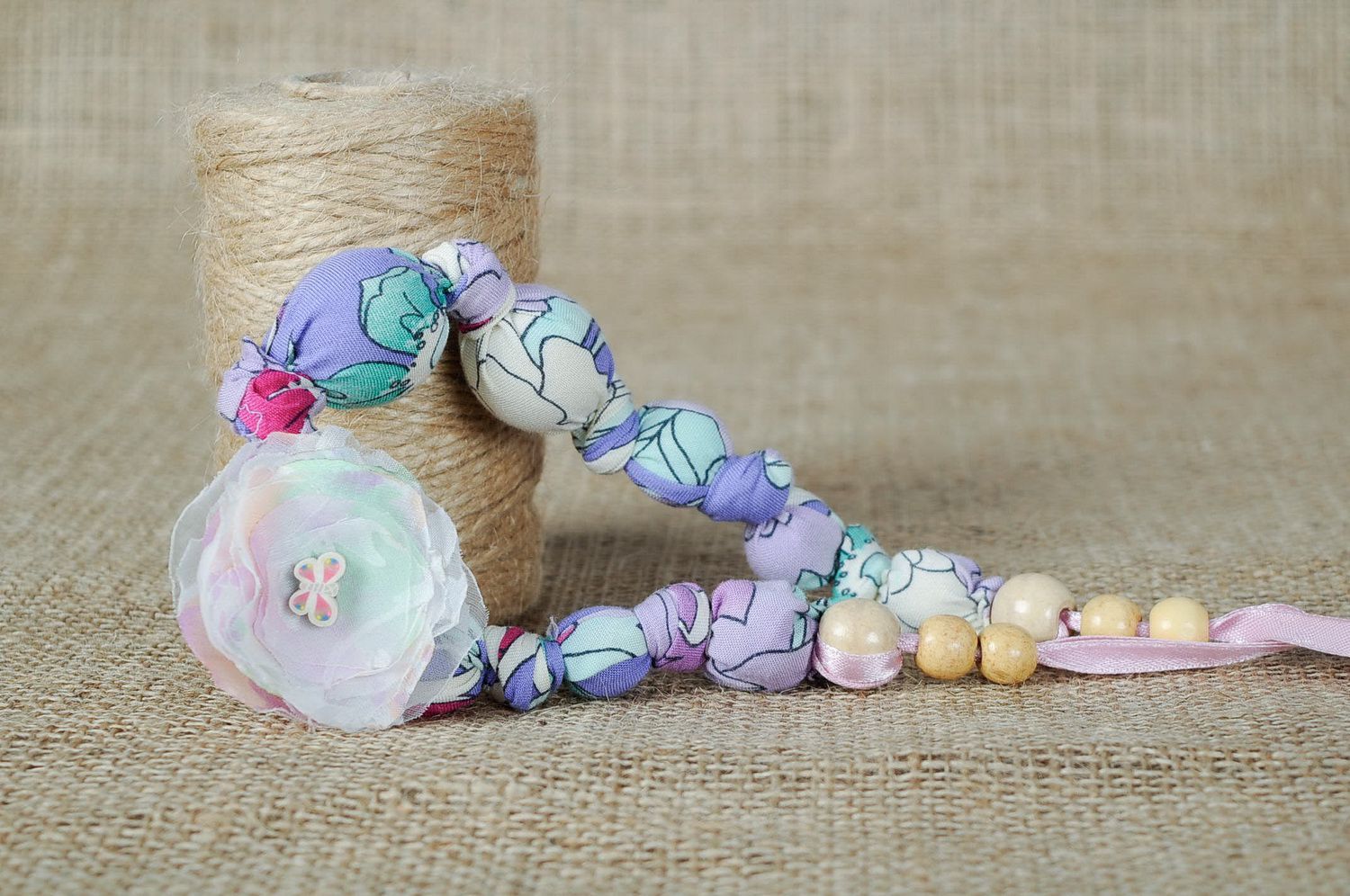 Handmade Perlenkette aus Holz und Stoff Lila Sommer foto 4