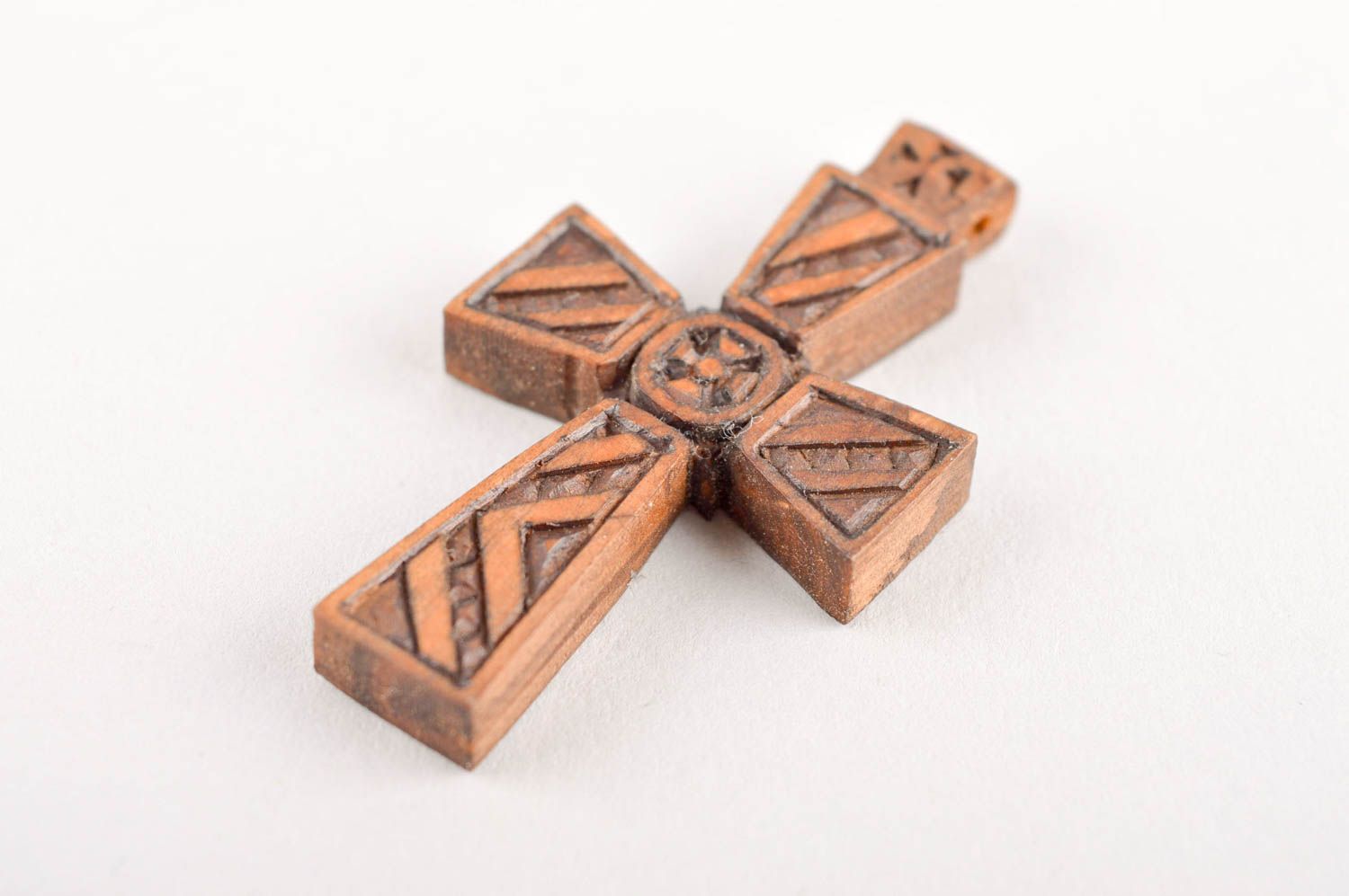 Handmade Kreuz Anhänger braun Designer Schmuck Kreuz aus Holz mit Schnitzerei foto 4
