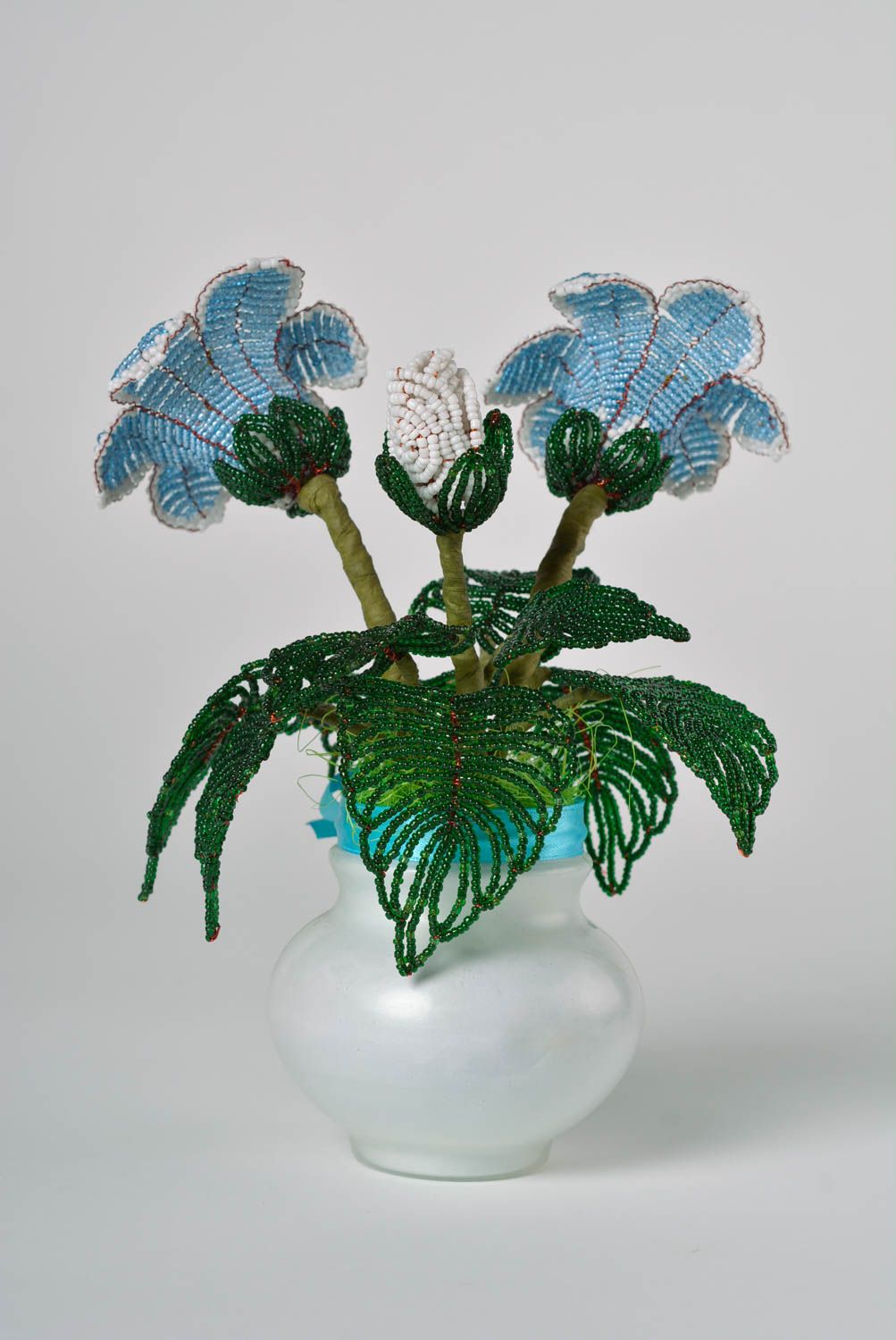 Голубые цветы из бисера в вазочке ручной работы для декора дома Глоксиния фото 3