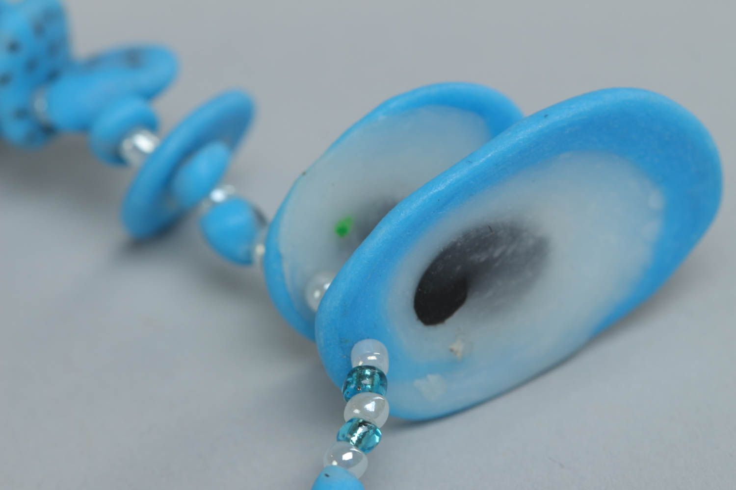 Bracelet bleu en pâte polymère et perles de rocaille fait main élastique photo 5
