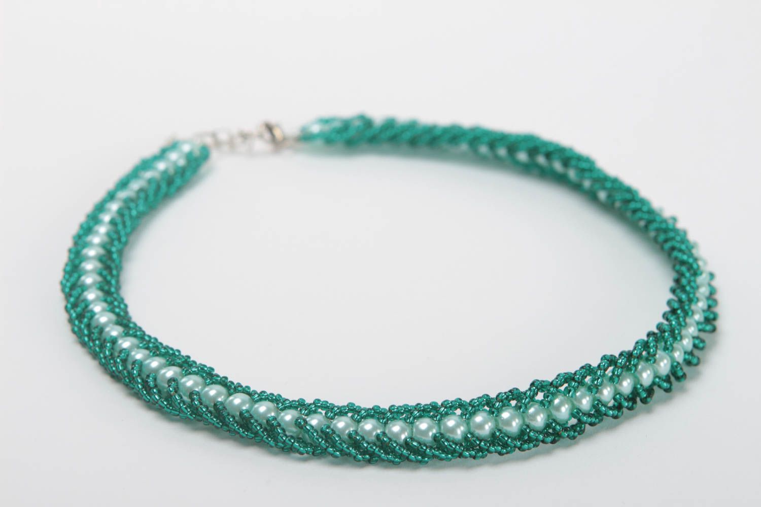 Ожерелье из бисера и керамических бусин ручной работы в зеленых тонах плетеное фото 3
