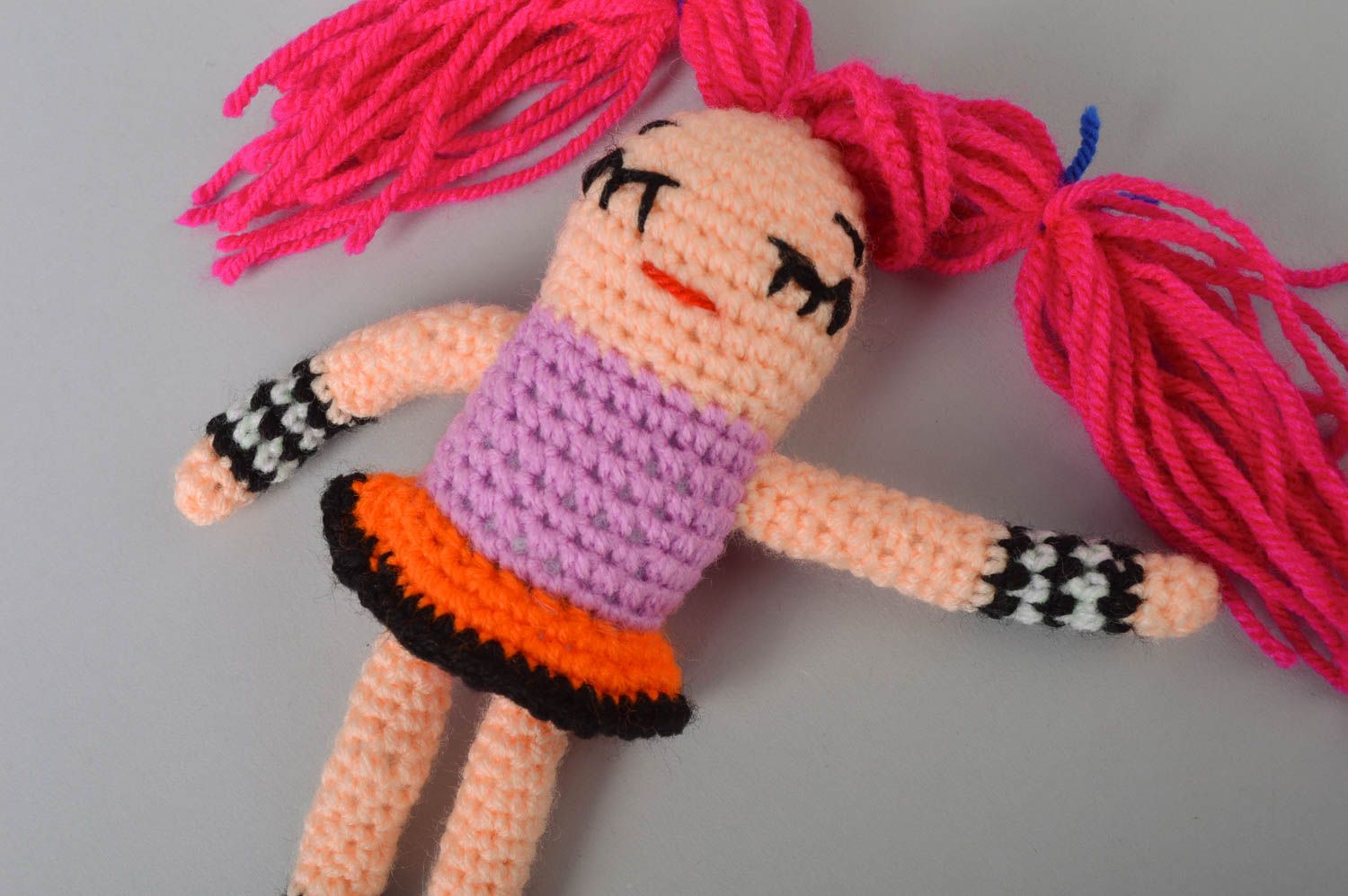 Muñeca artesanal con pelo rosado divertida juguete tejido a ganchillo de hilos  foto 3