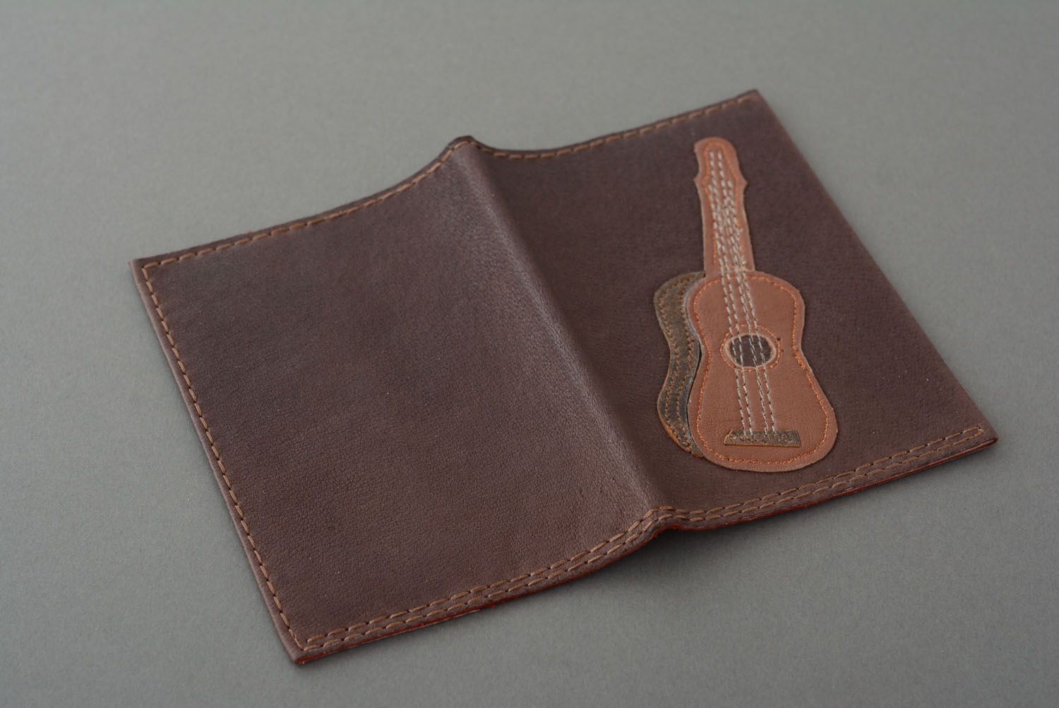 Porte-passeport en cuir naturel Guitare fait main photo 2