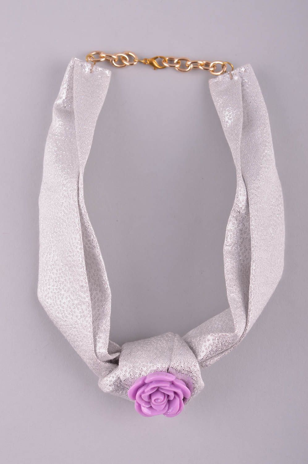 Collar artesanal de tela plateada con flor bisutería fina accesorio femenino foto 2