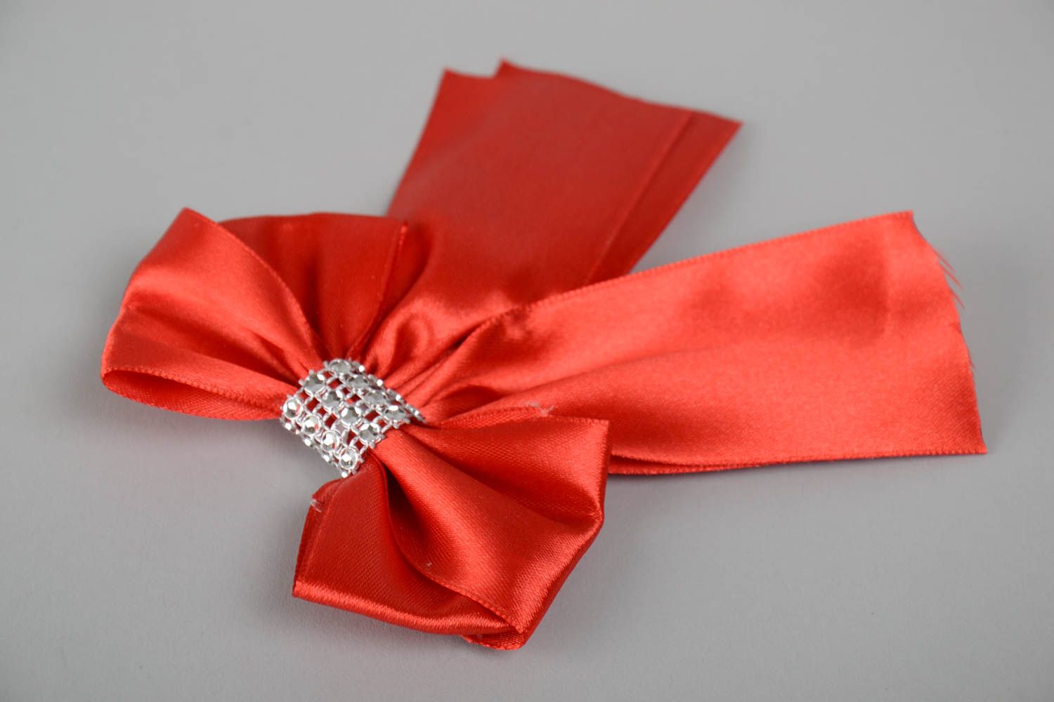 Rote Schleife aus Atlasband handmade künstlerisches Hochzeit Accessoire  foto 3