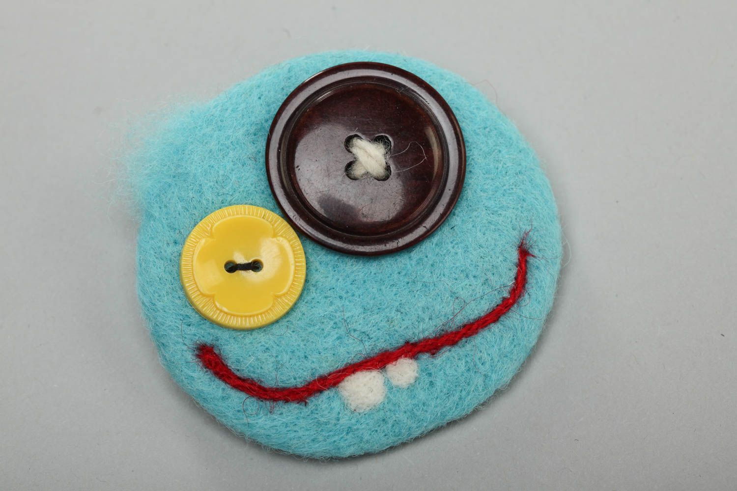 Broche frimousse bleue en laine feutrée avec boutons ronde amusante faite main photo 2