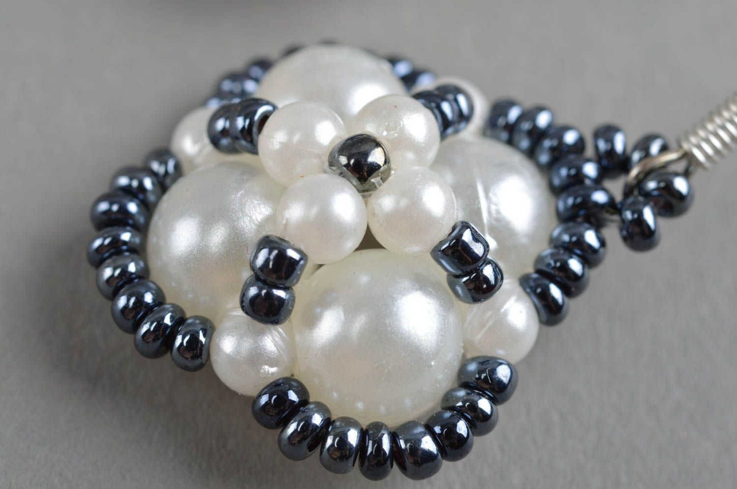 Boucles d'oreilles en perles de rocaille faites main gris blanc bijou original photo 5