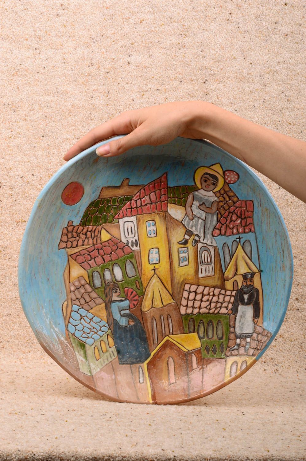 Авторская расписная тарелка из глины ручной работы с изображением города и домов фото 3