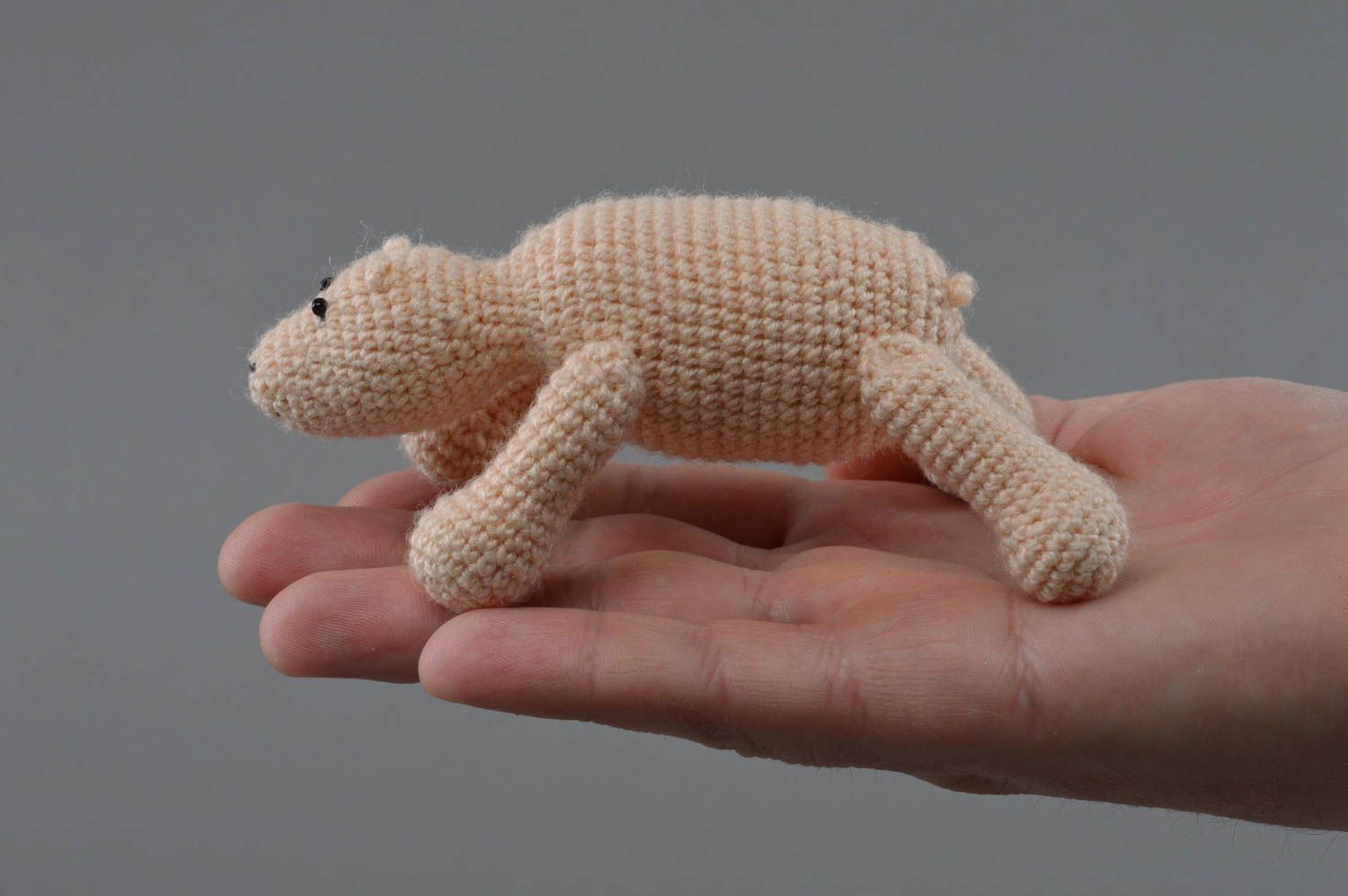 Jouet tricoté au crochet original fait main pour enfant en forme d'ours beige photo 4