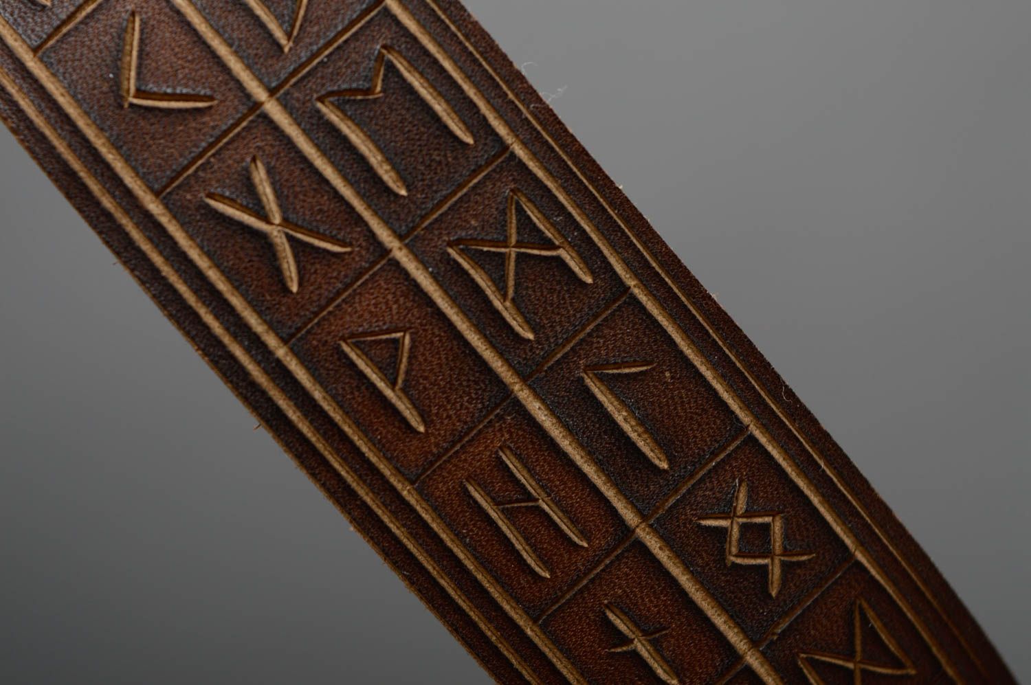 Bracelet en cuir naturel marron large avec runes fait main original photo 3
