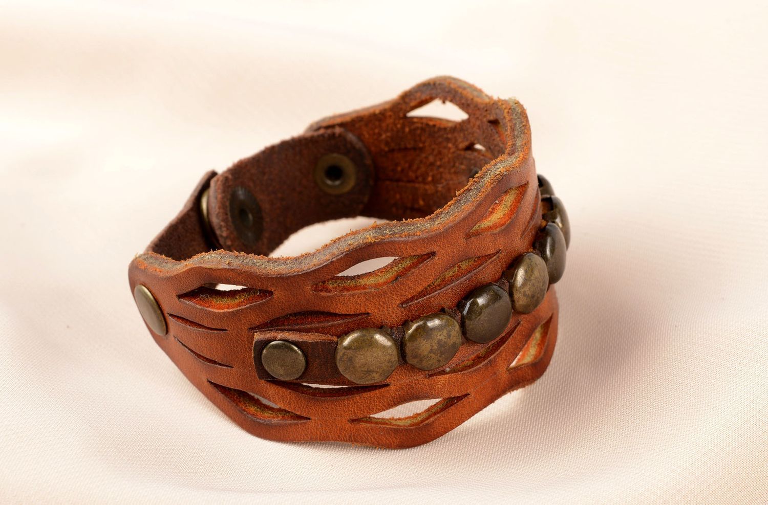 Широкий кожаный браслет украшение ручной работы аксессуар из кожи коричневый фото 5