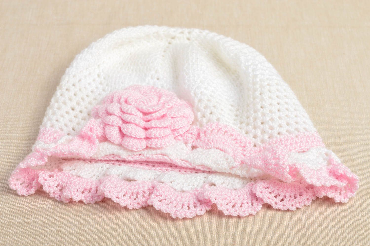 Bonnet tricot fait main Chapeau au crochet Vêtement enfant ajouré blanc rose photo 1