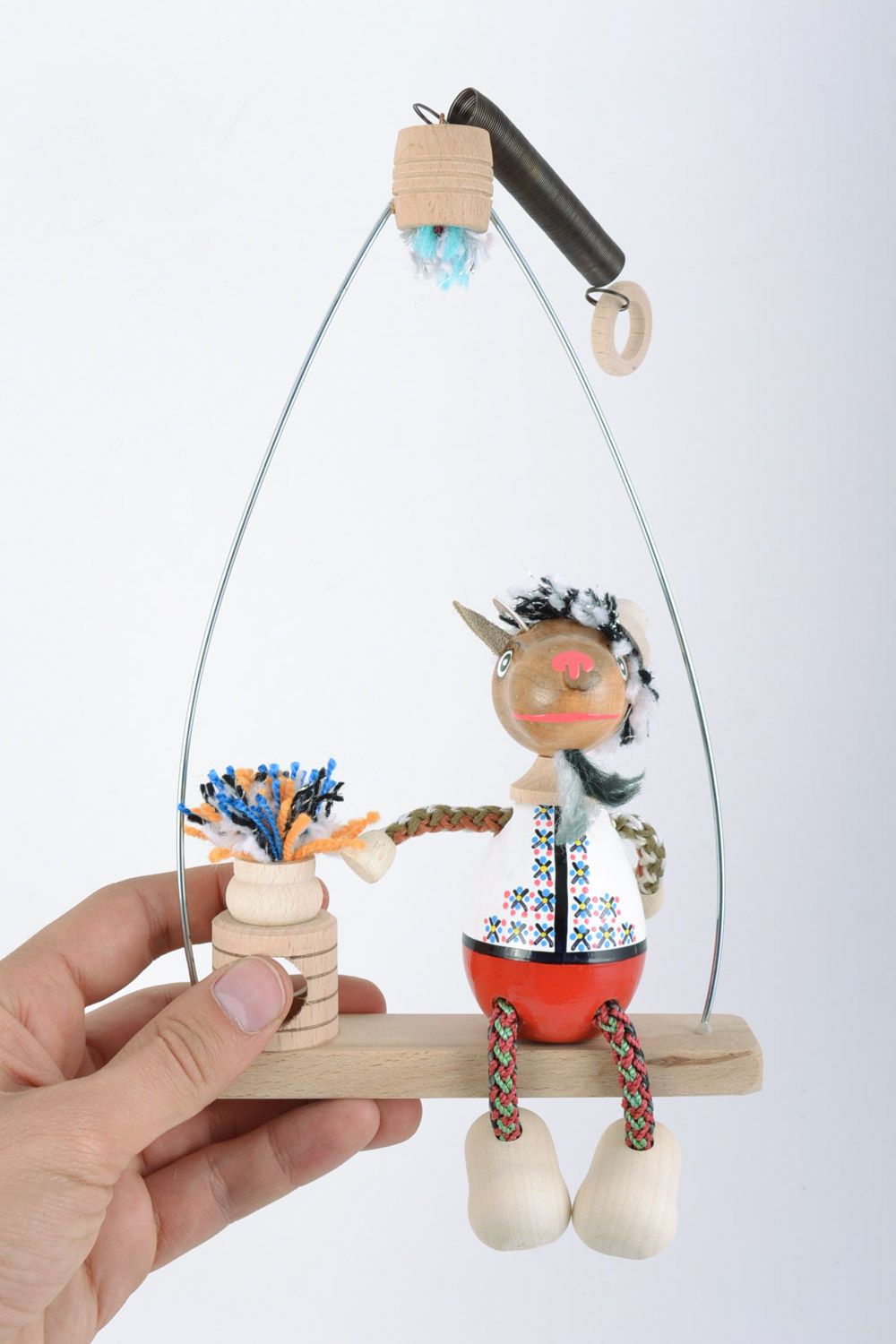 Деревянная игрушка козлик на качелях ручной работы с росписью на пружине детская фото 2