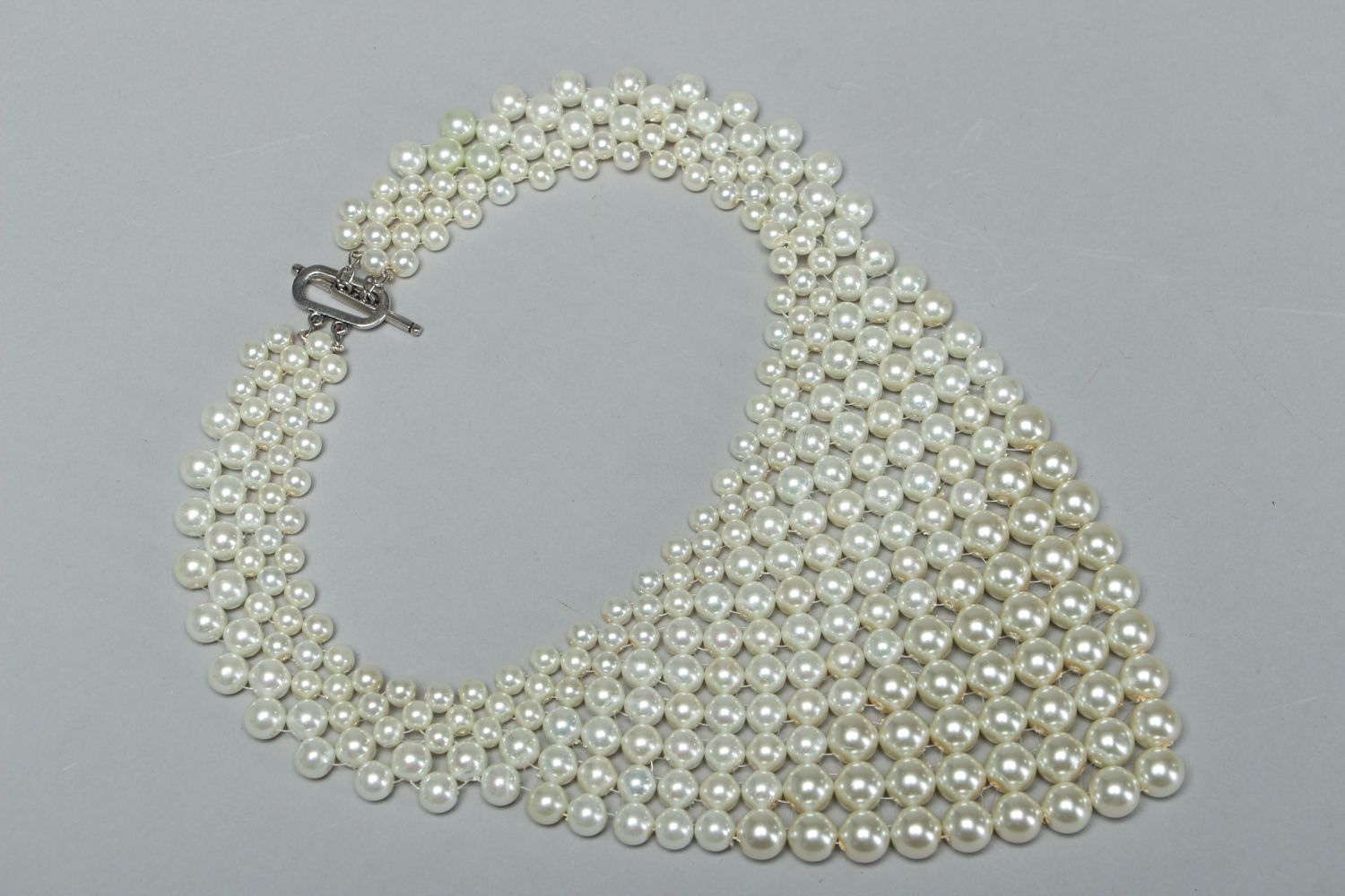Collar de perlas artificiales hecho a mano foto 1