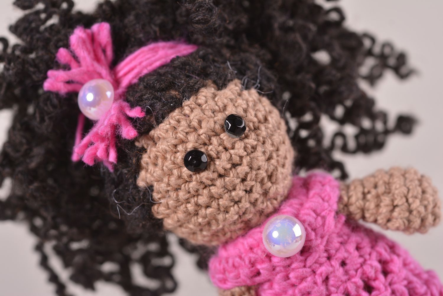 Handmade Designer Puppe Stoff Spielzeug kleine gehäkelte Puppe im rosa Kleid foto 3