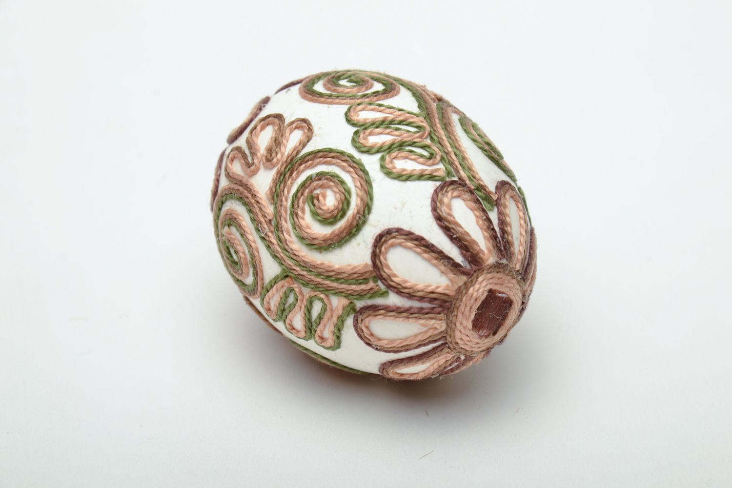 Пасхальное яйцо декоративное авторского дизайна с нитками фото 4