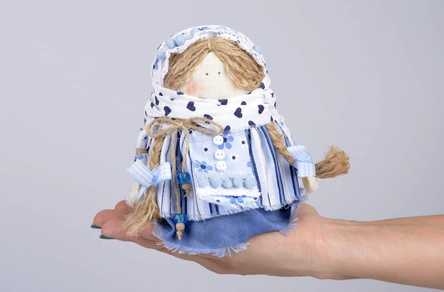 Muñeca de tela hecha a mano juguete tradicional con granos objeto de decoración  foto 4