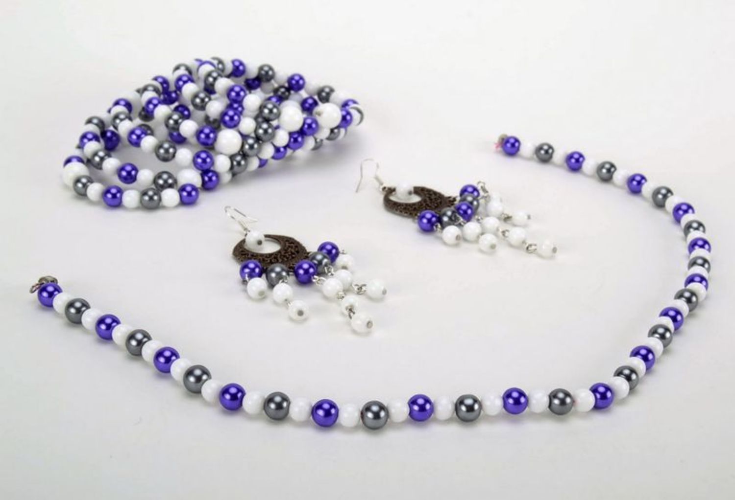 Conjunto de jóias de plástico: colar, pulseira e brincos foto 2