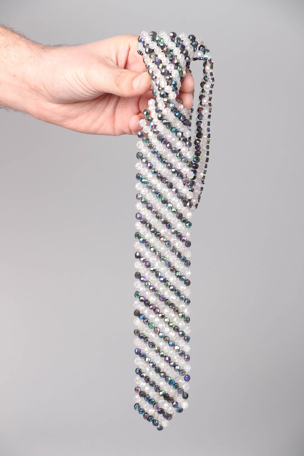 Cravatta da donna fatta a mano accessorio originale di perline d'autore foto 4