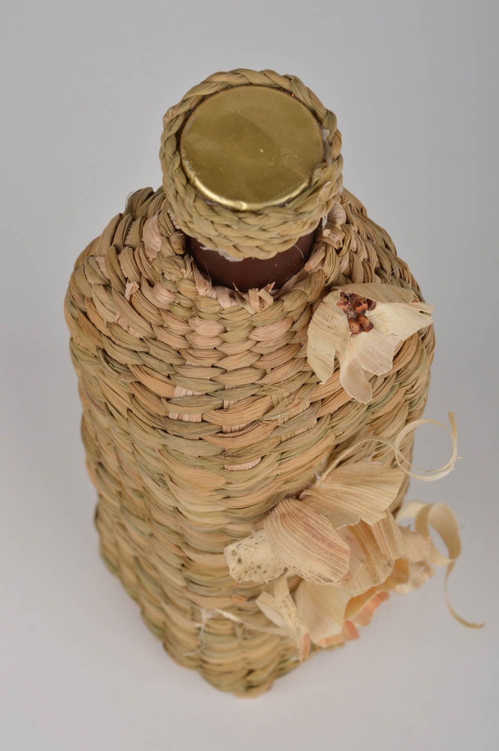 Стеклянная бутылка оплетеная кукурузными листьями с цветами для декора дома фото 4