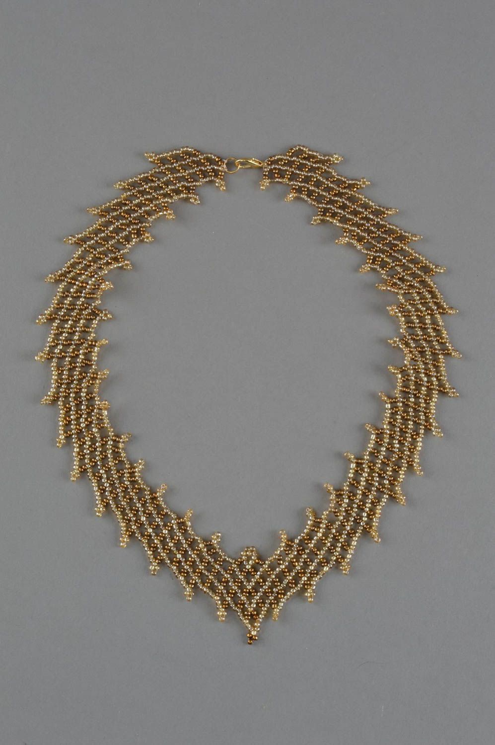 Ожерелье из бисера плетеное ручной работы оригинальное золотистое красивое фото 2
