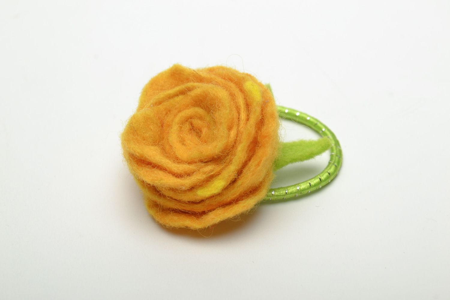 Резинка для волос ручной работы с цветком из фетра Желтая роза фото 3