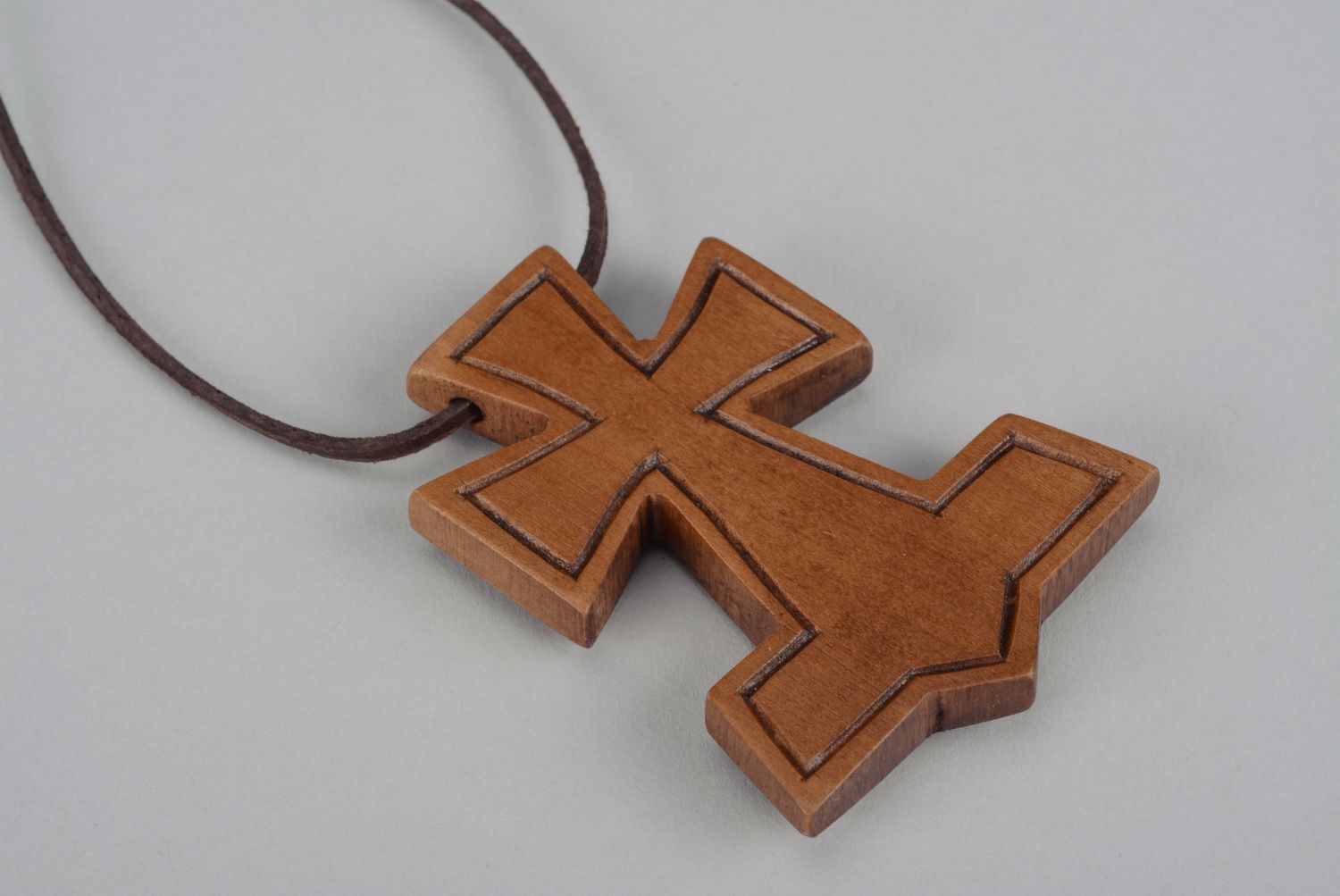 Croix de cou en bois sculpté fait main photo 2