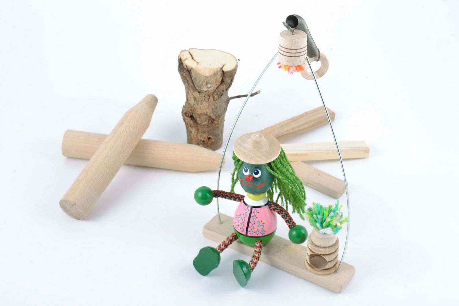 Bemaltes originelles Spielzeug aus Holz mit Sprungfeder Wassermann Handarbeit foto 1