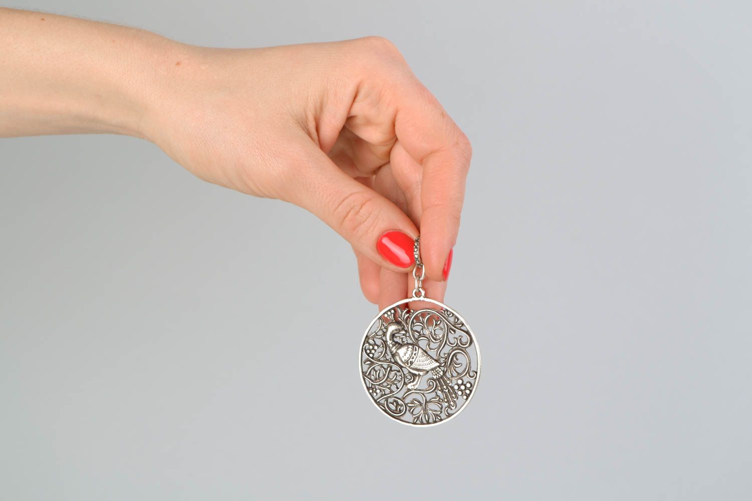 Pendentif en métal fait main avec ornement original rond pour femme Paon photo 2