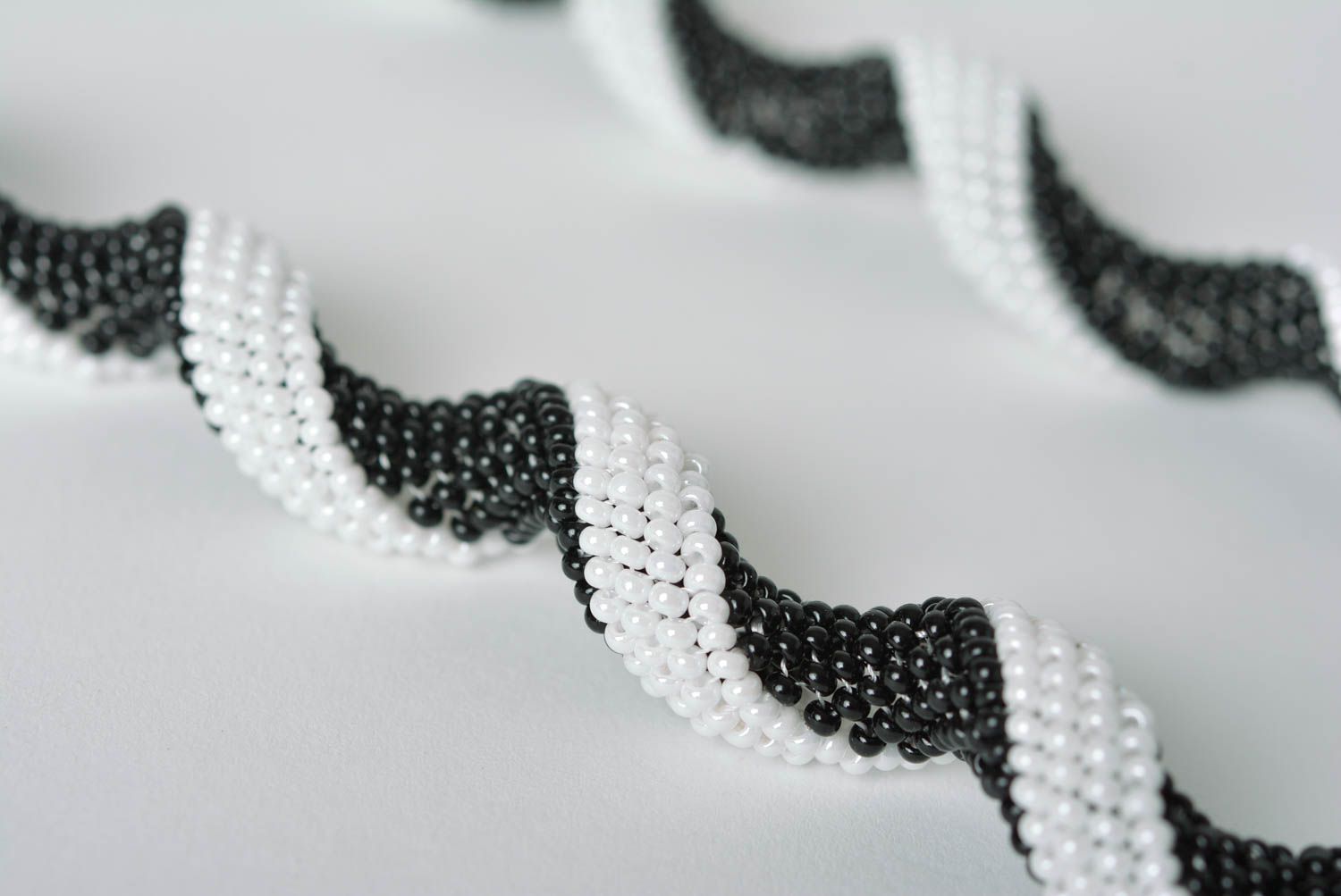 Колье из бисера украшение ручной работы черно-белое ожерелье из бисера фото 3