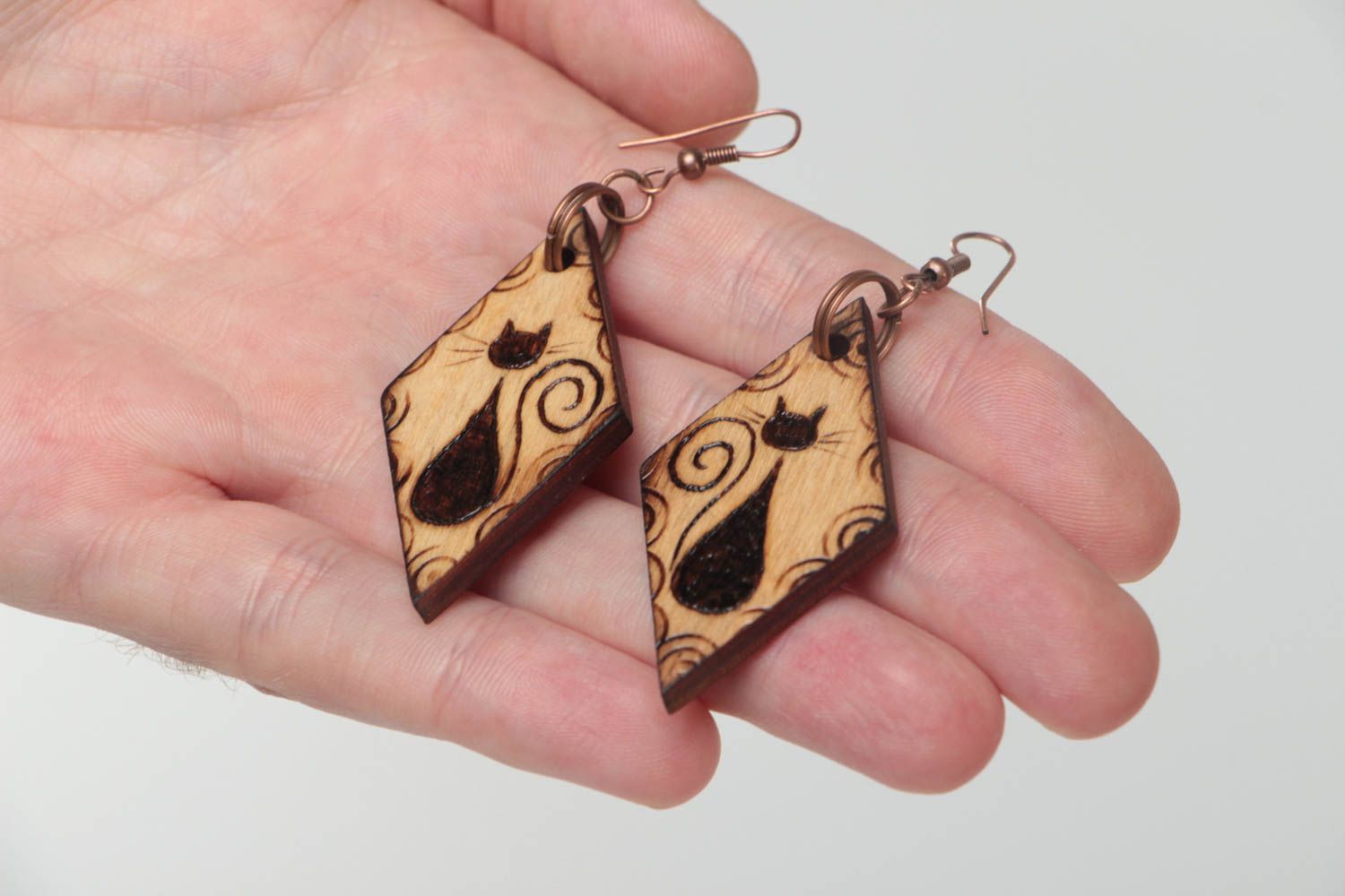 Handmade Damen Ohrringe Designer Schmuck Accessoire für Frauen aus Holz Katzen foto 5