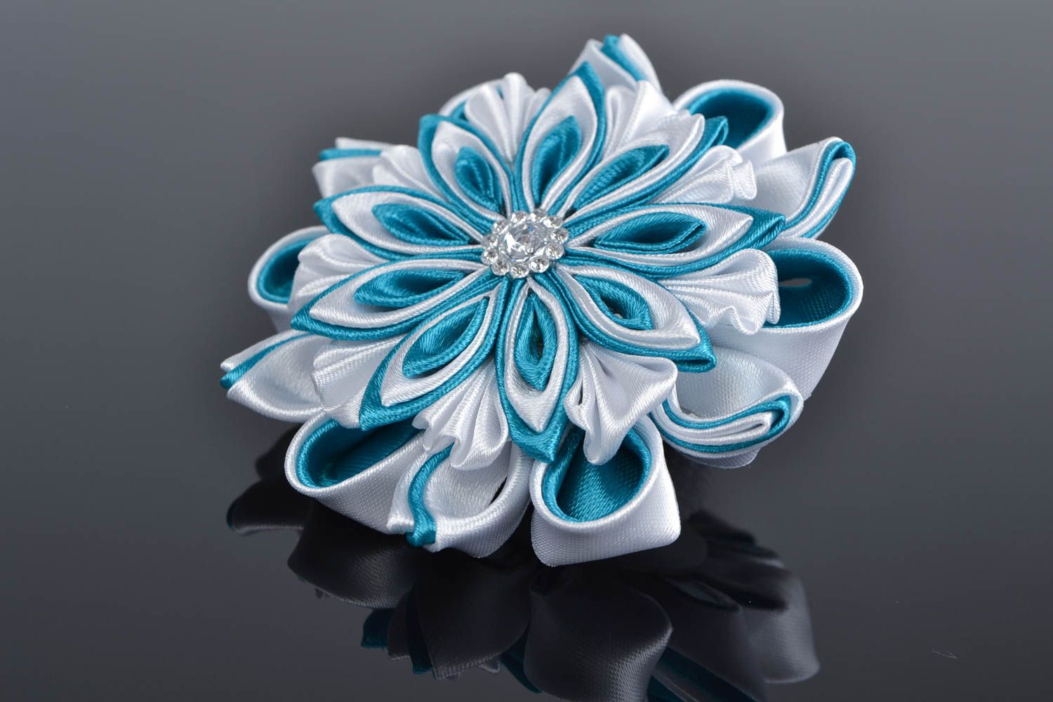 Élastique à cheveux fleur en blanc et turquoise rubans de satin fait main photo 1